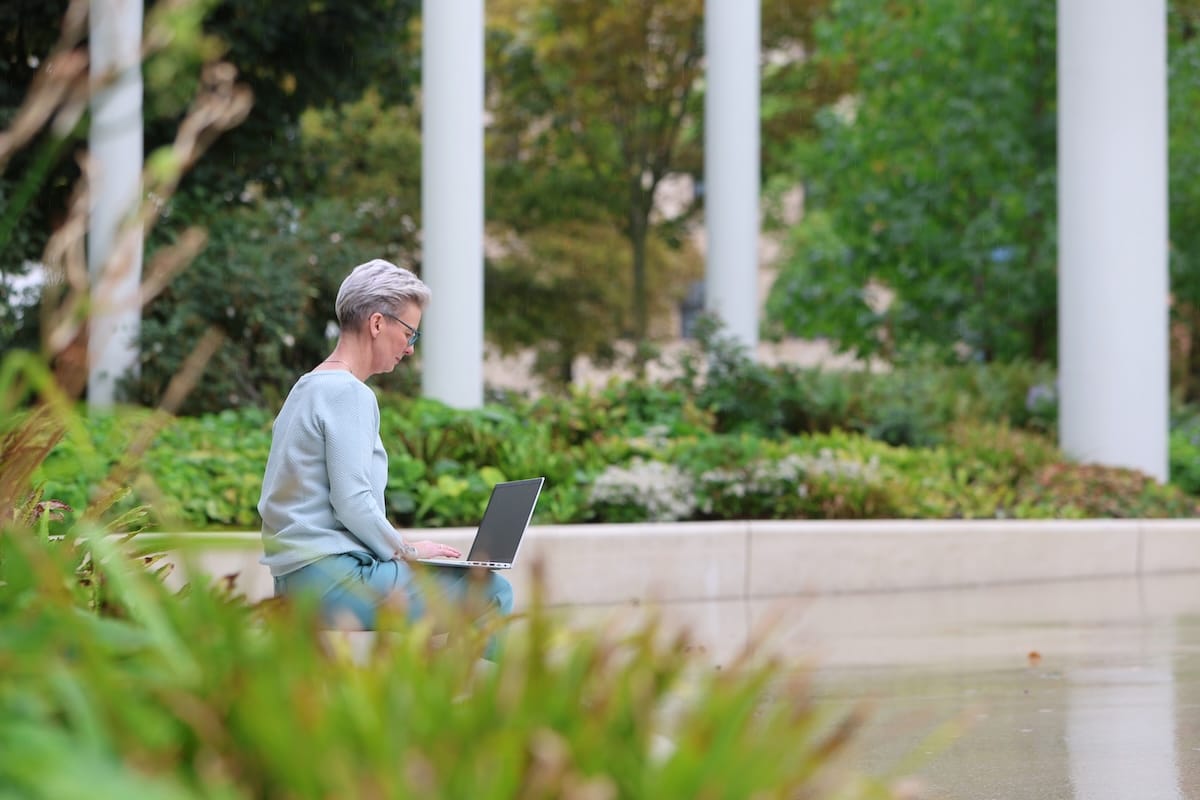 susann-koehler-am-laptop-im-gruenen Susann Köhler am Laptop im Grünen